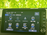 様々な情報を一目で確認できる、多機能なモニター。車両情報や設定変更なども簡単に行えます。運転中の視認性も高く、安全運転をサポートします。