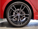BMWの純正アロイホイールは軽量かつ強度にも優れているホイールで走行性能を引き上げる設計になっております。足元にもBMWは妥協がなくこだわっている個所になります。