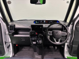 360&deg;UV&IRカット機能ガラス採用。見易い計器類と運転し易いレイアウトのドライビングポジションは、極細Aピラーの採用で視角も少なく前方&左右の見切りが良く安心して運転できます。