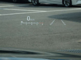カラーヘッドアップディスプレイ付き。少ない視線移動で情報を確認できるので、運転の疲労軽減に繋がりますよ♪