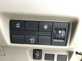 【アイドリングストップ】信号待ちなどの停車時に車のエンジンを停止させ、燃料を消費しないことで「燃費」と「環境」のことを考慮した機能です。