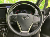 握り心地の良いステアリングで、快適な運転をサポートします。操作性も高く、スムーズなハンドリングを実現します。