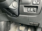 駐車ブレーキは手動式です