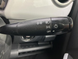 操作しやすい位置に配置されたウインカーレバー。スムーズな操作で、安全な車線変更をサポートします。直感的に使える設計が魅力です。