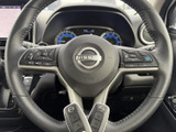 握りやすいステアリングは、運転操作を快適にします。オーディオやハンズフリー通話など、便利な機能も搭載。安全運転をサポートします。