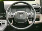 握りやすいステアリングは、運転操作をスムーズにします。オーディオやハンズフリー通話など、便利な機能も操作可能です。快適なドライビング。