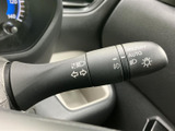 操作しやすい位置に配置されたウインカーレバー。直感的に操作でき、安全な車線変更をサポートします。確認しやすいように設計されており、運転に集中できます。