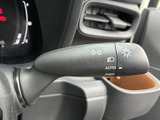 操作感の良いウインカーレバーで、安全な車線変更をサポート。直感的に操作でき、スムーズな運転をアシストします。指先で軽く操作できます。