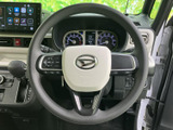 握りやすいステアリングは、運転の操作性を向上させます。オーディオや通話機能の操作も可能で、快適な運転をサポートします。