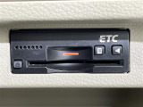 【ETC】有料道路を利用する際に料金所で停止することなく通過できる、ETC車載器(ノンストップ自動料金収受システム機器)が装備されています。セットアップを行うことで利用可能になります。