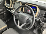 握りやすい形状で、長距離運転でも疲れにくいステアリングです。操作性も良く、スムーズなドライビングをサポートします。細部まで丁寧にデザインされています。