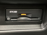 バックモニターで後方確認がしやすく、狭い場所での運転も安心。安全な駐車をサポートします。