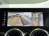 後方確認をサポートするモニターで、駐車や狭い道での運転がより安全に。周囲の状況を把握しやすく、自信を持って運転できます。