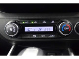 ★エアコンはオートタイプが装着済みです!オートモードにしておけば、車内温度を設定するだけで風の料や吹き出し口の切り替えを機械が行ってくれます!一年中快適な環境を作れますよ♪