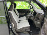 広々とした室内空間が魅力的な運転席。ゆったりと座って、快適な運転をお楽しみいただけます。視界も広く、運転しやすい設計です。