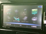 CD、SD、USBなど、様々なメディアに対応。お好みの音楽を車内で楽しめます。クリアな音質で、快適なドライブを演出します。