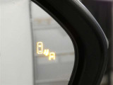 ブラインドスポットモニター装備。隣車線を走る車両を検知。ドアミラーでは確認しにくい後方、側方エリアに存在する車両や急接近してくる車両も検知しドアミラーに搭載されたLEDインジケーターが点灯します。