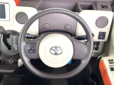 インテリアに合わせたデザインのステアリングは、運転される方のことも考え、運転しやすい形状、大きさです。是非一度、実際に触ってお確かめください。