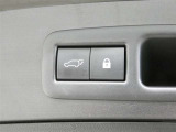 ワンタッチでバックドアが開閉。重たいバックドアも力いらずで開閉できる便利なパワーバックドア付きです!