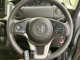 握りやすいステアリングは、運転の楽しさを高めます。操作性にも優れており、スムーズなドライビングをサポートします。