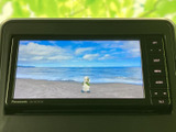 停車中には、TVの視聴が可能です。移動先での待ち時間も、エンターテインメントで快適に過ごせます。楽しいカーライフをサポートします。