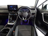 革巻きステアリングで快適な操作性の運転席です。