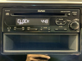 ダッシュボードに自然に溶け込むようにデザインされた純正FM/AM/CDチューナー(CX-154C)を装備