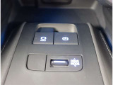 夜間走行でも安心のLEDへッッドライト搭載車です。とても明るく白い光で照らします。この装備も人気のアイテムですね