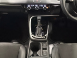 「e:HEV」はモーター走行を中心にしながら電気エネルギーやエンジン動力を効率よく使い分けることができる賢いハイブリッドシステムです。サイドブレーキはスイッチ操作の電子制御パーキングブレーキ。