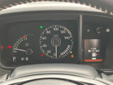 視認性の高いメーター類で、運転に必要な情報を一目で確認できます。洗練されたデザインが、運転席をよりスタイリッシュに演出します。
