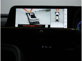 サイドクリアランスビュー表示中に、旋回時の運転操作に合わせて自動で車両を斜め後方から見たような映像を表示。