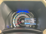 視認性の高いメーターパネルで、運転に必要な情報を確かな目で確認できます。デジタル表示で、走行状況を分かりやすく表示します。