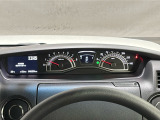 スピードメーターとタコメーターを大きく配した見やすいメーター部になっています。左側のインフォメーション画面でオドメーターや燃費などの情報を確認できます。