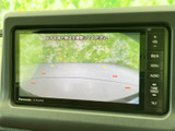 狭い場所での運転も安心のバックモニター。後方の状況をしっかり確認できるので、安全な運転をサポートします。