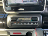 オート式エアコンは操作性が良好です。運転席とにはシートヒーターが装備されており、座面と背もたれをすばやく温め、寒い時期にも快適な運転環境を提供します。