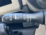 雨天時でもクリアな視界を確保するワイパーレバー。速度調整もスムーズで、運転の安全性を高めます。使いやすい操作感で、快適なドライブをサポートします。