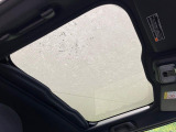 【ガラスルーフ】ガラスルーフ搭載で車内の解放感が一気にアップ!開放的なドライブをお楽しみいただけます。
