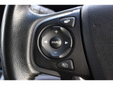 ハンドル左部分でオーディオ操作が可能です。運転中でも目線をずらさずに運転に集中できます。