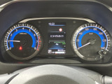 視認性の高いメーターで、運転に必要な情報を的確に把握できます。デジタル表示で、様々な車両情報も確認しやすい設計です。