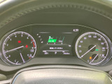 視認性の高いメーター類が、運転に必要な情報を的確に伝えます。運転状況を常に把握し、安全運転をサポートします。