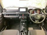 運転席からの視界は広く、操作性にも優れています。シンプルなデザインで、運転に集中できます。