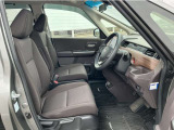 すわり心地の良い運転席・助手席です。長時間のドライブの疲れ軽減に貢献します。どうぞ快適なドライブを♪