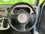 握りやすい形状で、運転操作をスムーズに行えます。操作感も良く、長距離運転でも疲れにくい設計です。快適なドライブを追求した一台です。