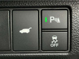 パワーテールゲートの開閉、横滑りを防ぐVSA等のスイッチ類は運転席の右側、手の届きやすい位置にあります。