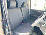 運転席まわりには十分なスペースがあり、大柄な方でもゆったり運転していただける環境です。