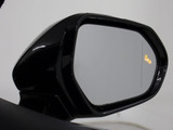 BSM(ブラインドスポットモニタ)!隣の車線を走る車両をレーダーで検知し、ドアミラーでは確認しにくい後側方エリアに存在する車両に加えて、急接近してくる車両も検知します。