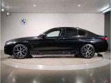 【拘りのFR】BMWが多く採用するFR車。ダイレクトでスポーティな加速感・シャープなハンドリングを実現。縦置きエンジンレイアウトにより、フラットで上質な乗り味です。
