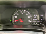 走行距離や速度など、運転に必要な情報がひと目で確認できます。デジタル表示により、視認性も確保。運転に集中できる環境が整っています。
