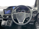 運転席まわりです。 各操作スイッチは使いやすい位置に配置されてます。