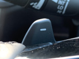 ■パドルシフト■ステアリングから手を離さずに、簡単にシフトチェンジ。マニュアル車感覚のシフトチェンジが愉しめます。自分の手で操縦している感が増して運転を愉しく出来る装備です!